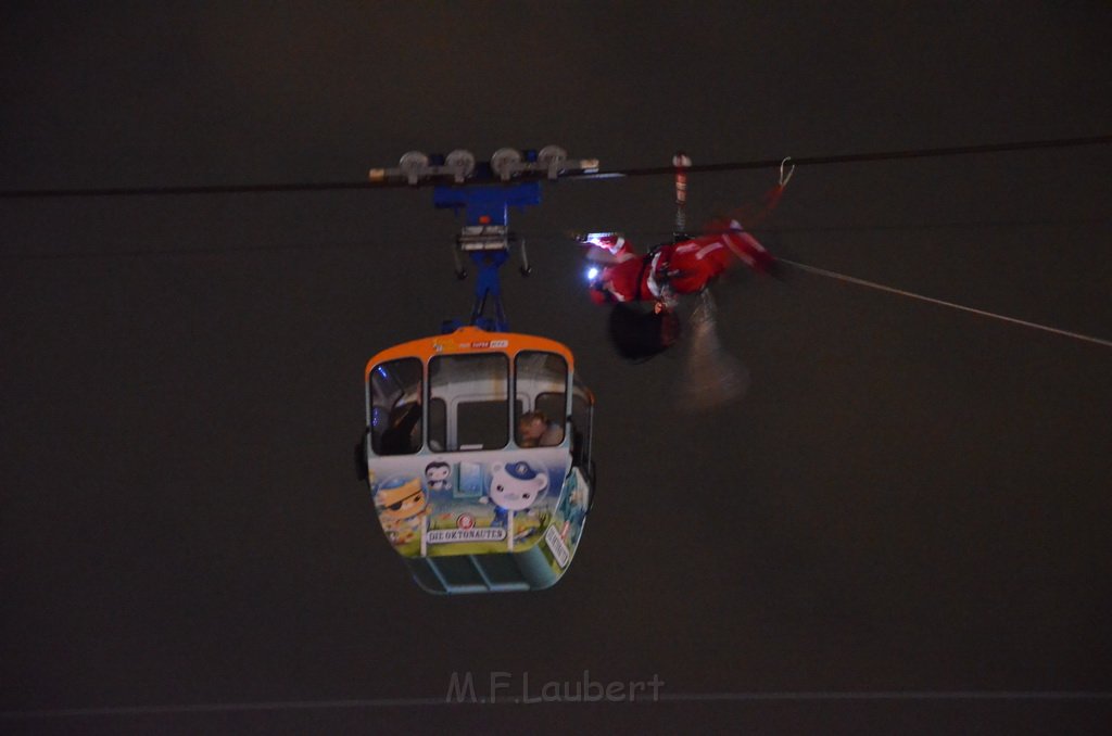 Einsatz BF Hoehenretter Koelner Seilbahn Hoehe Zoobruecke P2342.JPG